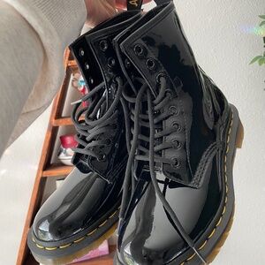 Dr. Martens (doc martens) 1460 WOMEN'S PATENT LEATHER LACE UP BOOTS size 6